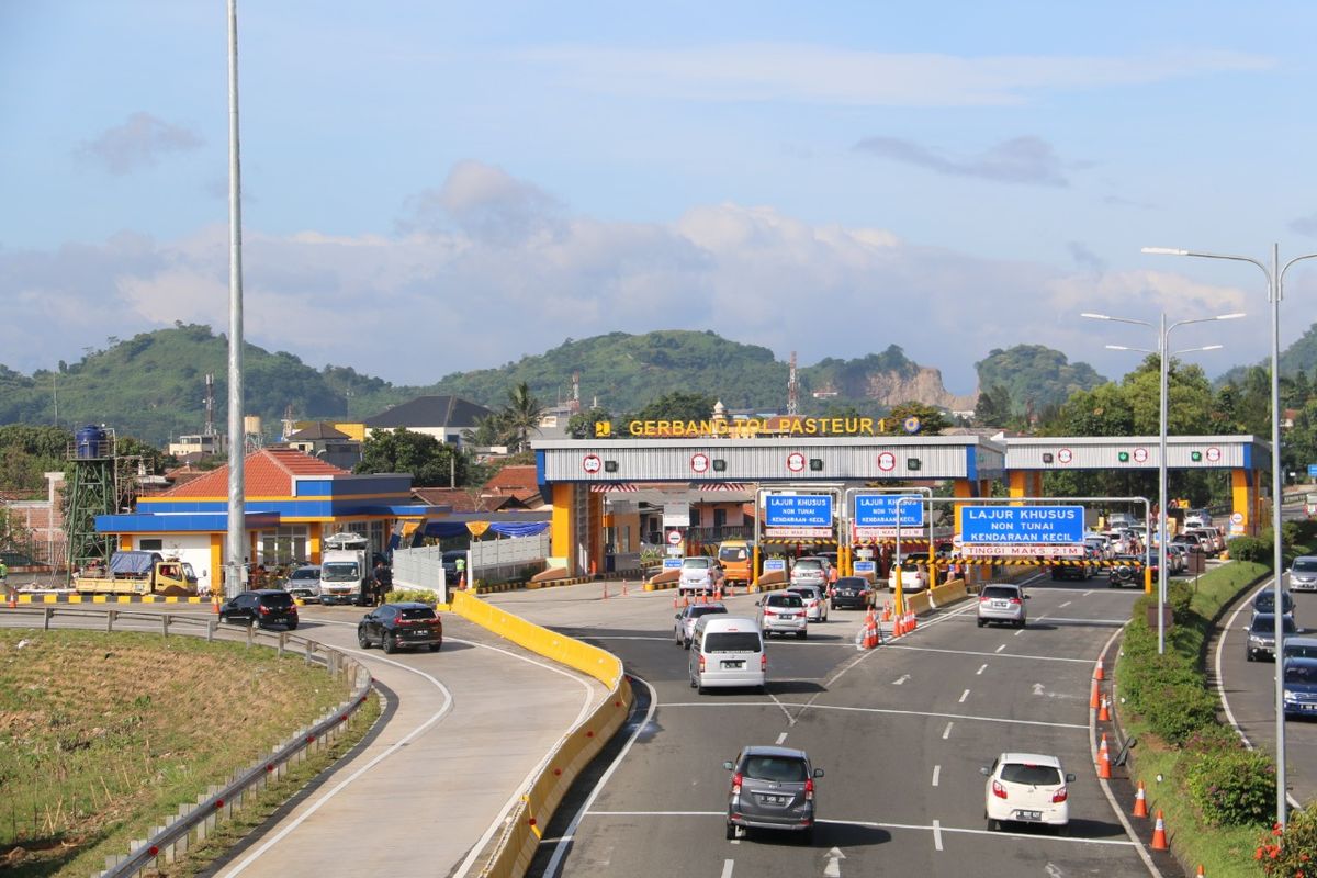 Gerbang Tol (GT) Pasteur 1 di Jalan Tol Padalarang-Cileunyi.