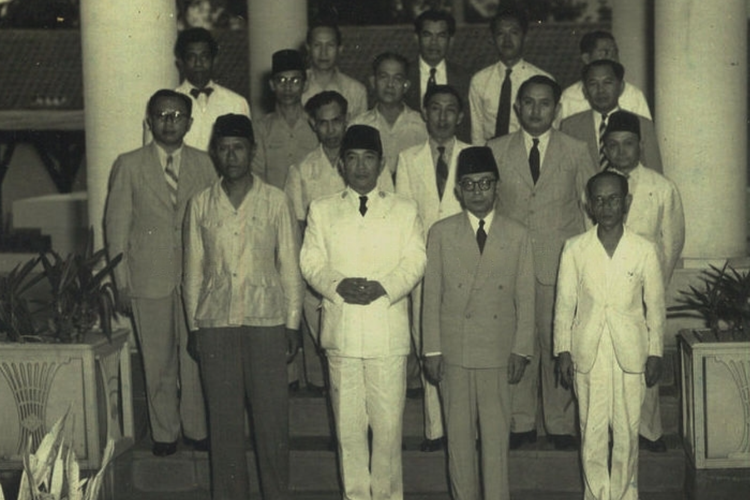 Presiden Soekarno berfoto bersama dengan menteri-menteri baru Kabinet Sukiman Wirjosandjojo pada 27 April 1951