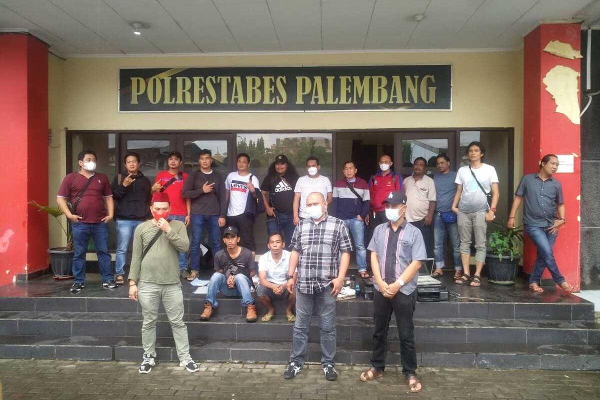 Satreskrim Polrestabes Palembang menangkap dua orang pencetak dokumen palsu, seperti SIM, KTP, hingga ijazah, Jumat (18/3/2022).