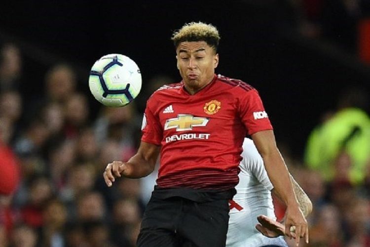 Jesse Lingard unggul dalam duel di udara menghadapi lawan saat Manchester United menjamu Tottenham Hotspur di Stadion Old Trafford, 27 Agustus 2018. 