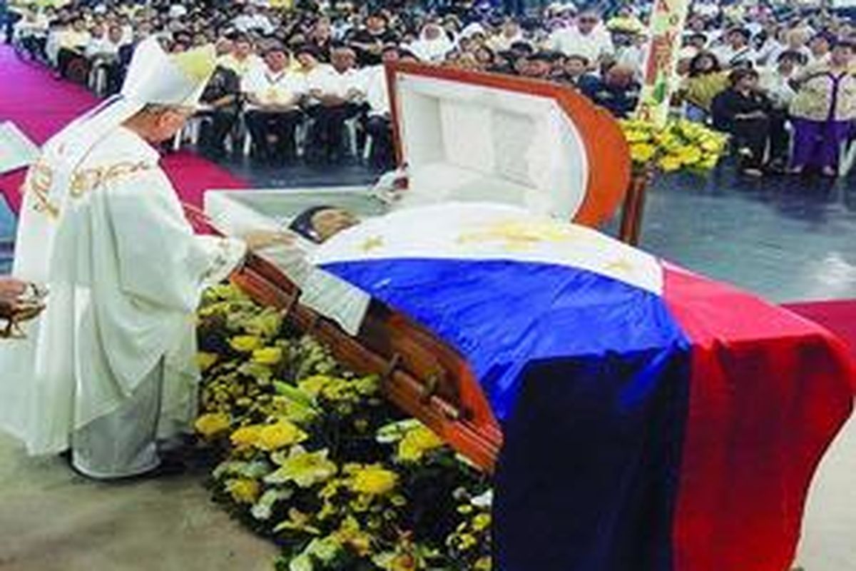 Uskup Angel Lagdameo memimpin acara untuk mendoakan arwah almarhum mantan Presiden Filipina Corazon Aquino di La Salle School, Mandaluyong, Manila timur, Minggu (2/8).