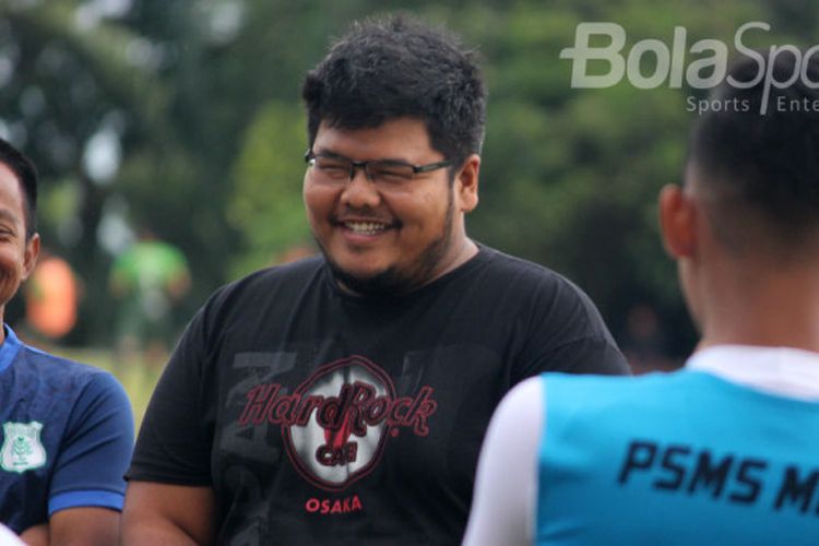 Manajer PSMS Medan, Tengku Edriansyah, saat memberikan motivasi kepada pemain, Jumat (19/1/2018) di lapangan Scapa AD.