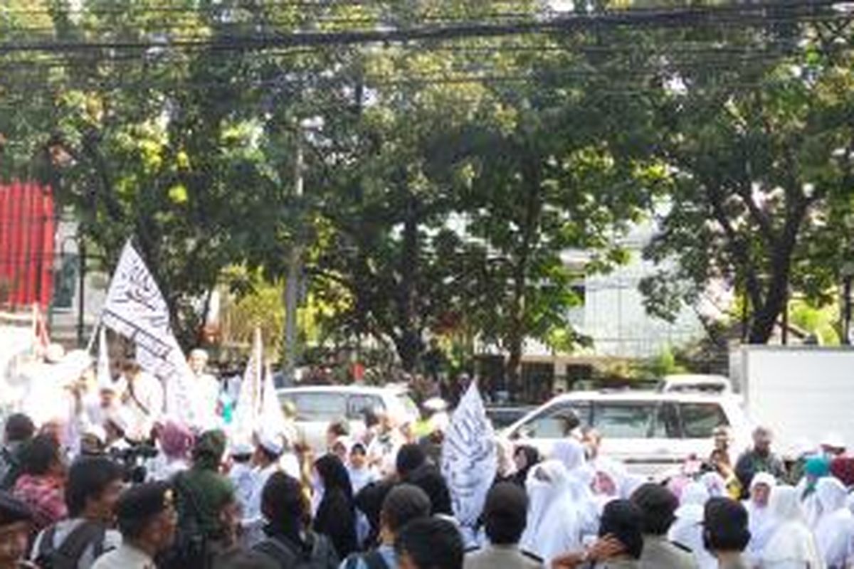 Massa yang membawa bendera Forum Umat Islam (FUI) berunjuk rasa menolak Ahok di depan Gedung DPRD DKI, Jumat (10/10/2014).