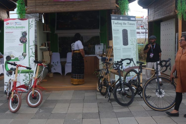 Foto : Sepeda bambu dipamerkan di pameran UMKM di kawasan Waterfront Labuan Bajo