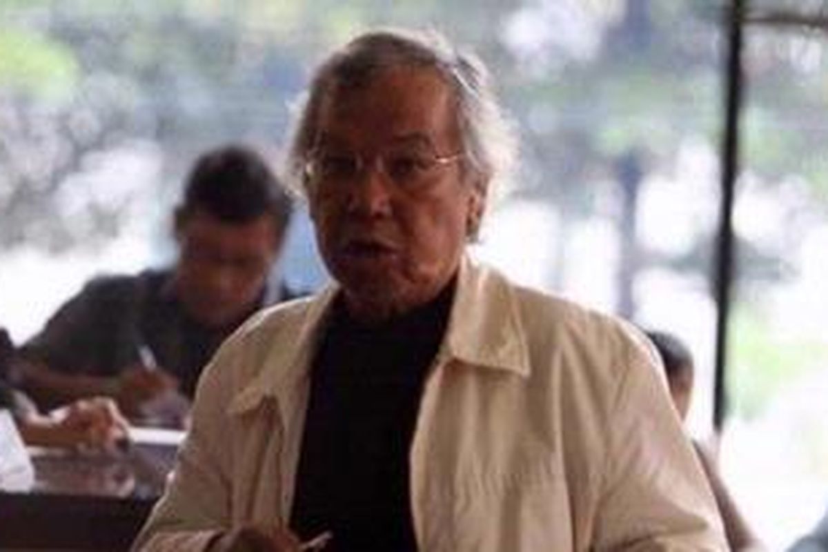 Anggota DPR, Panda Nababan tiba di Kantor Komisi Pemberantasan Korupsi (KPK), Jakarta, untuk melengkapi berkas perkara Dudhie Makmun Murod dalam kasus dugaan suap pemilihan Deputi Gubernur Senior Bank Indonesia, Senin (8/2/2010). KPK telah menetapkan Anggota DPR periode tahun 1999-2004, Udju Djuhaeri, Endin AJ Soefihara, Hamka Yandhu, dan Dudhie Makmun Murod sebagai tersangka dalam kasus tersebut. KOMPAS/TOTOK WIJAYANTO