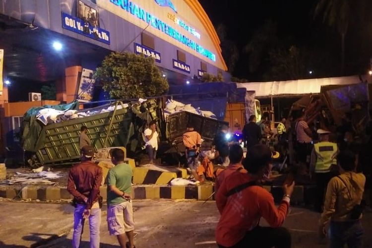 Truk pengangkut triplek menabrak tollgate Pelabuhan Bakauheni, Senin (7/12/2020) malam. Tiga orang tewas dalam kecelakaan tersebut. (FOTO: Dok. warga)