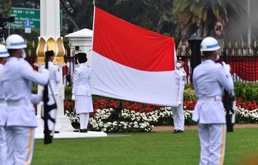 Anggota Paskibraka mengibarkan bendera merah putih dalam peringatan Hari Kemerdekaan ke-75 RI di Istana Negara, Jakarta, Senin (17/8/2020).