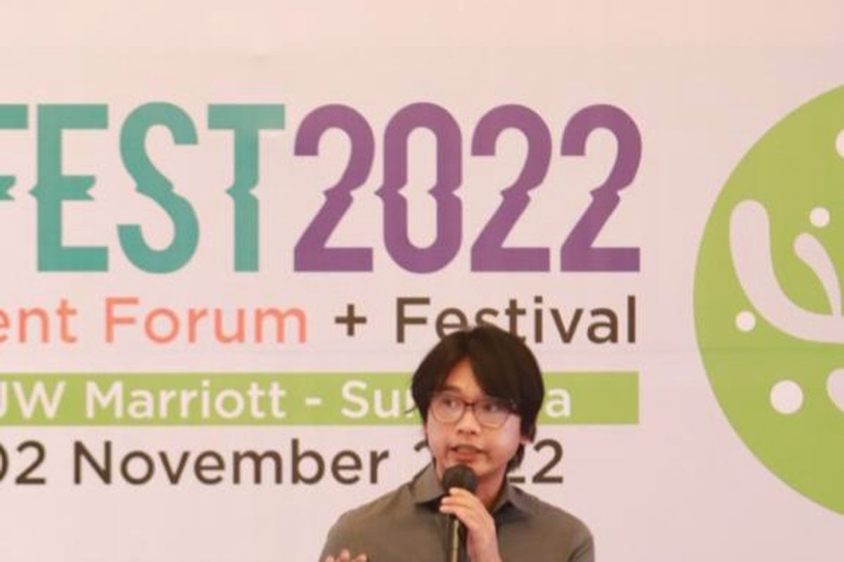 Scientific Affairs Manager PT MMP Guntur Berlian saat mempresentasikan produk berbahan dasar rumput laut dan ikan gabus di SIFFEST 2022 di Surabaya