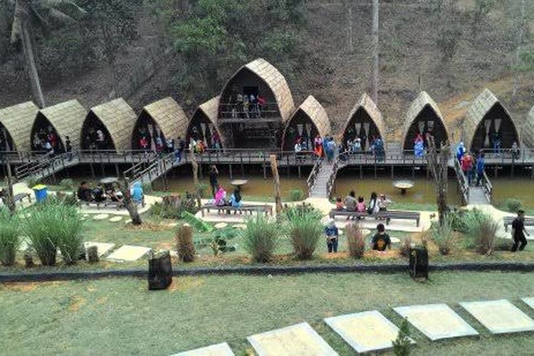 Ladang Budaya merupakan tempat wisata unik yang ada di Kutai Kartanegara.