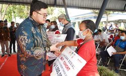 Mas Dhito Salurkan BLT Dana Bagi Hasil Cukai Tembakau kepada 12.449 Buruh Pabrik Rokok di Kabupaten Kediri