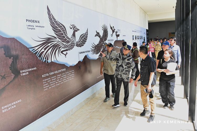 Menteri Perhubungan Budi Karya Sumadi meninjau Bandara Singkawang di Kelurahan Pangmilang, Kota Singkawang, Kalimantan Barat, Senin (18/3/2024).