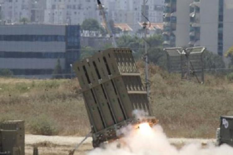Sebuah rudal diluncurkan oleh Kubah Besi di Ashdod, Israel. 