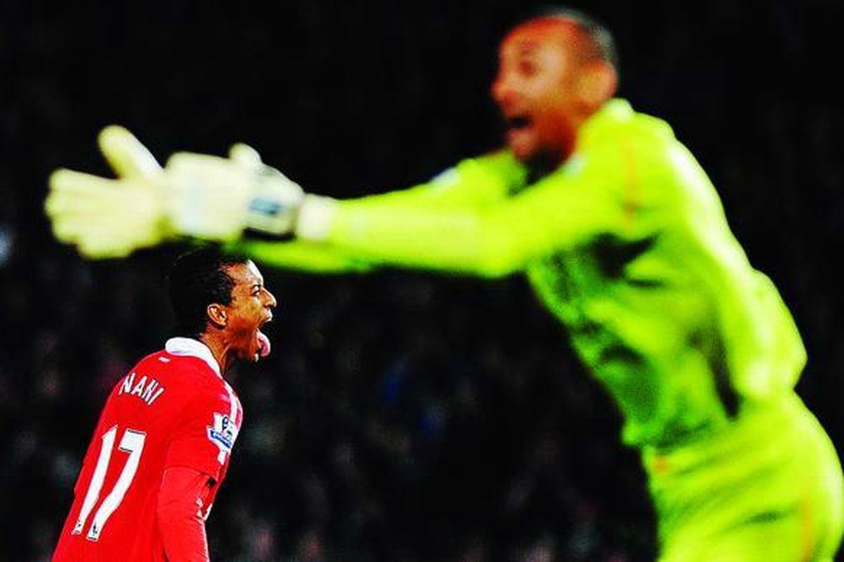 Gelandang Manchester United asal Portugal, Nani (kiri), mencetak gol kedua ke gawang Tottenham Hotspur. Sementara penjaga gawang Tottenham, Heurelho Gomes (kanan), berlari memprotes wasit karena menganggap Nani lebih dulu memegang bola. Protes Gomes tidak diterima dan MU akhirnya menang 2-0. Satu gol MU lagi dicetak pemain belakang Nemanja Vidic di Old Trafford, Sabtu (30/10).