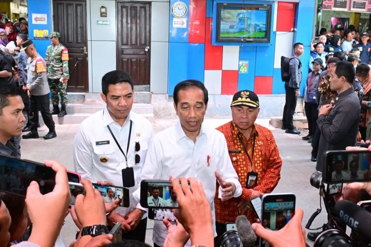 Presiden Joko Widodo memberikan keterangan pers usai meninjau harga sejumlah kebutuhan pokok di Pasar Merdeka, Kota Samarinda, Provinsi Kalimantan Timur, pada Kamis (21/9/2023).