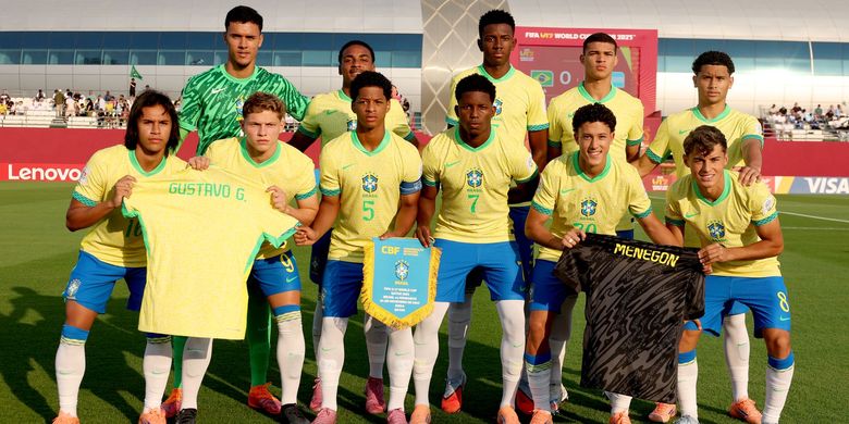 Para pemain Timnas U17 Brasil berpose untuk foto tim sebelum pertandingan Piala Dunia U17 antara Brasil dan Honduras di Aspire Academy pada 4 November 2025 di Doha, Qatar.
