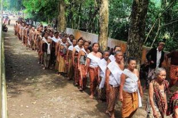 Para perempuan penganut adat Bonokeling, berbaris menuju kompleks pemakaman leluhur mereka di Desa Pekuncen, Kecamatan Jatilawang, Kabupaten Banyumas, Jawa Tengah, Jumat (5/7/2013). Mereka menjalankan tradisi Unggah-unggahan, ziarah kubur ke makam leluhur yang digelar setiap menjelang bulan Ramadhan.