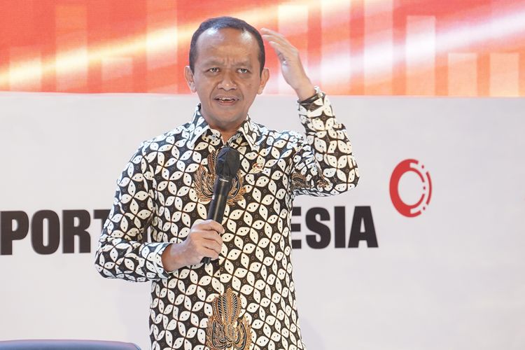 Menteri Investasi Bahlil Lahadalia memberikan orasi ilmiah kepada para mahasiswa.