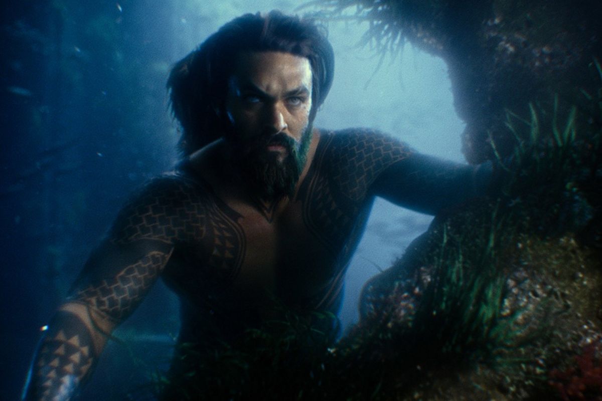 Jason Momoa beraksi sebagai Aquaman dalam Justice League (2017)