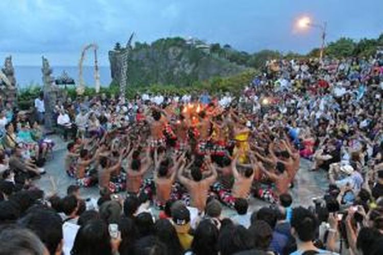 Pertunjukan tari kecak di Uluwatu, Bali, Kamis (6/6/2013). Tari kecak yang dimainkan tiap hari di pura ini bisa menyedot hampir seribu penonton.