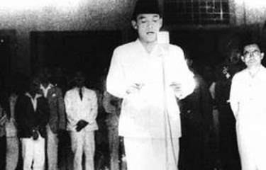 Ir Soekarno membacakan teks proklamasi kemerdekaan Indonesia pada 17 Agustus 1945. Teks Proklamasi Kemerdekaan selalu dibacakan setiap tahunnya, pada perayaan Hari Ulang Tahun (HUT) Kemerdekaan Republik Indonesia.