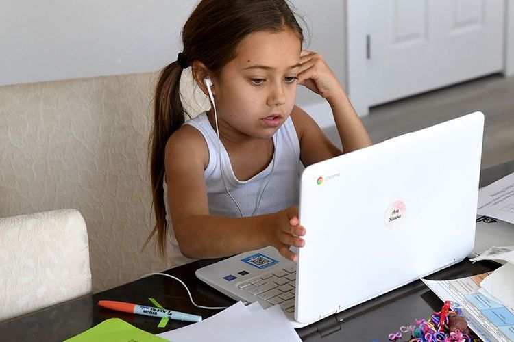 Ilustrasi anak sedang sekolah online atau belajar dari rumah