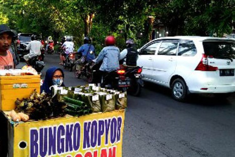 Penjual bongko kopyor menjajakan dagangan di sepanjang jalan perumahan Gresik Kota Baru (GKB), saat Bulan Ramadhan.