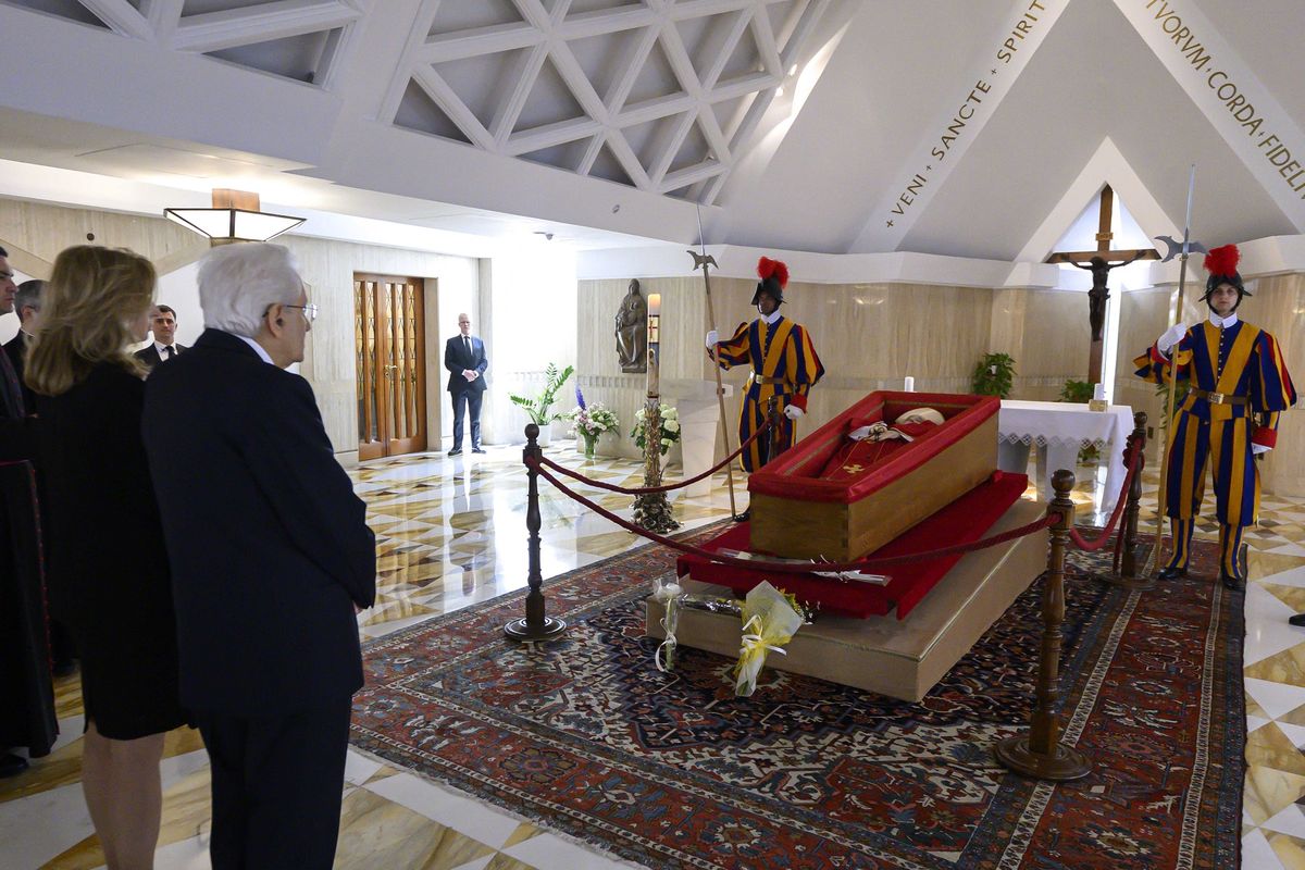 Presiden Italia Sergio Mattarella bersama putrinya, Laura, saat melihat jenazah <a href='https://manado.tribunnews.com/tag/paus-fransiskus' title='Paus Fransiskus'>Paus Fransiskus</a> yang meninggal dunia di <a href='https://manado.tribunnews.com/tag/kapel-santa-marta' title='Kapel Santa Marta'>Kapel Santa Marta</a>, Vatikan, Selasa (22/4/2025).