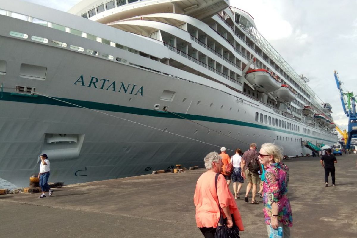 Kapal Pesiar MS Artania saat bersandar di Pelabuhan Yos Sudarso Ambon, Sabtu (10/2/2018)