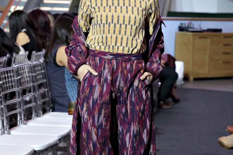 Busana Ikat Indonesia by Didiet Maulana berkolaborasi dengan label perhiasan Passion Prive pada gelaran Objects of Desire di Plaza Indonesia, Jakarta, Kamis (1/11/20218).