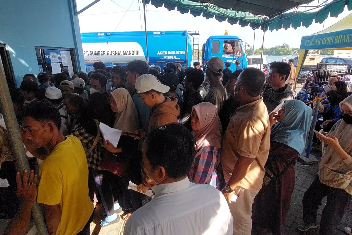 Saat para pemudik asal kepulauan berdesakan di depan loket di Dermaga III Pelabuhan Kalianget, Sumenep. 