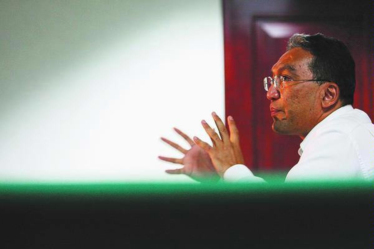 Kepala Badan Pengawas Pasar Modal dan Lembaga Keuangan (Bapepam-LK) Fuad Rahmany memberikan keterangan pers seusai pertemuan Bapepam-LK, BEI, dan PT Bumi Resources Tbk di Kantor Bapepam-LK, Jakarta, Senin (10/11). Seusai pertemuan, Bapepam-LK memutuskan saham PT Bumi Resources Tbk tetap diperdagangkan.  