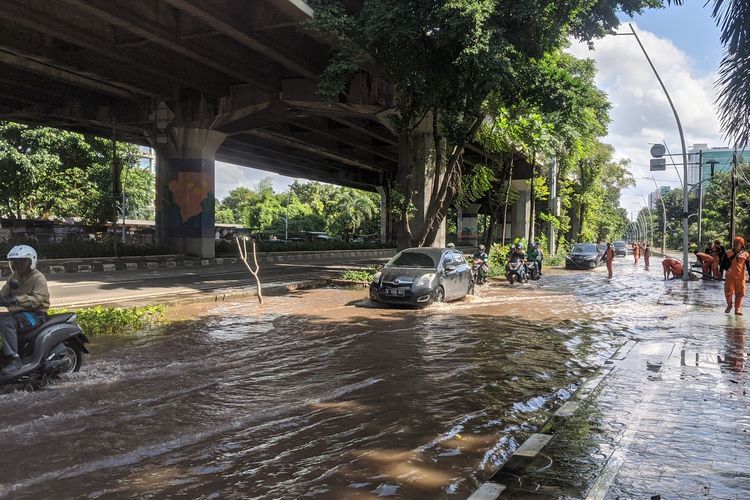Jalan Ahmad Yani, Cempaka Putih Timur, Jakarta Pusat masih banjir hingga pukul 15.30 WIB, Minggu (23/2/2020)