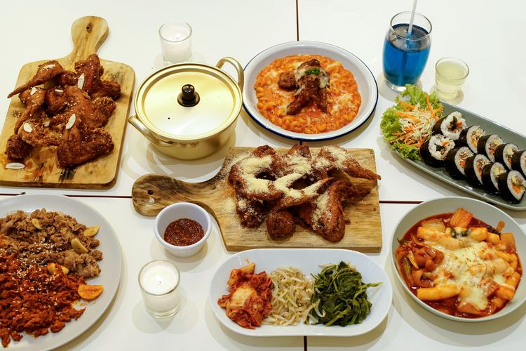 Berbagai menu makanan di Dakiba Cafe, Sentul City, Bogor, Jawa Barat (22/2/2021). Dakiba Cafe menawarkan sensasi menikmati makanan khas Korea dengan konsep bar.