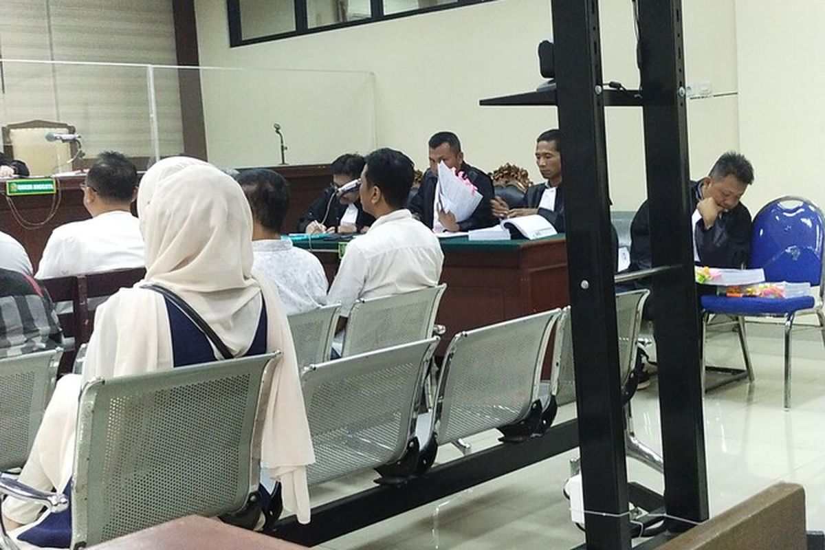Ayu Khoirunita istri muda terdakwa RALAI meninggalkan tempat sidang setelah diizinkan Ketua Majelis Hakim Darwanto, Jum'at (26/5/2023).