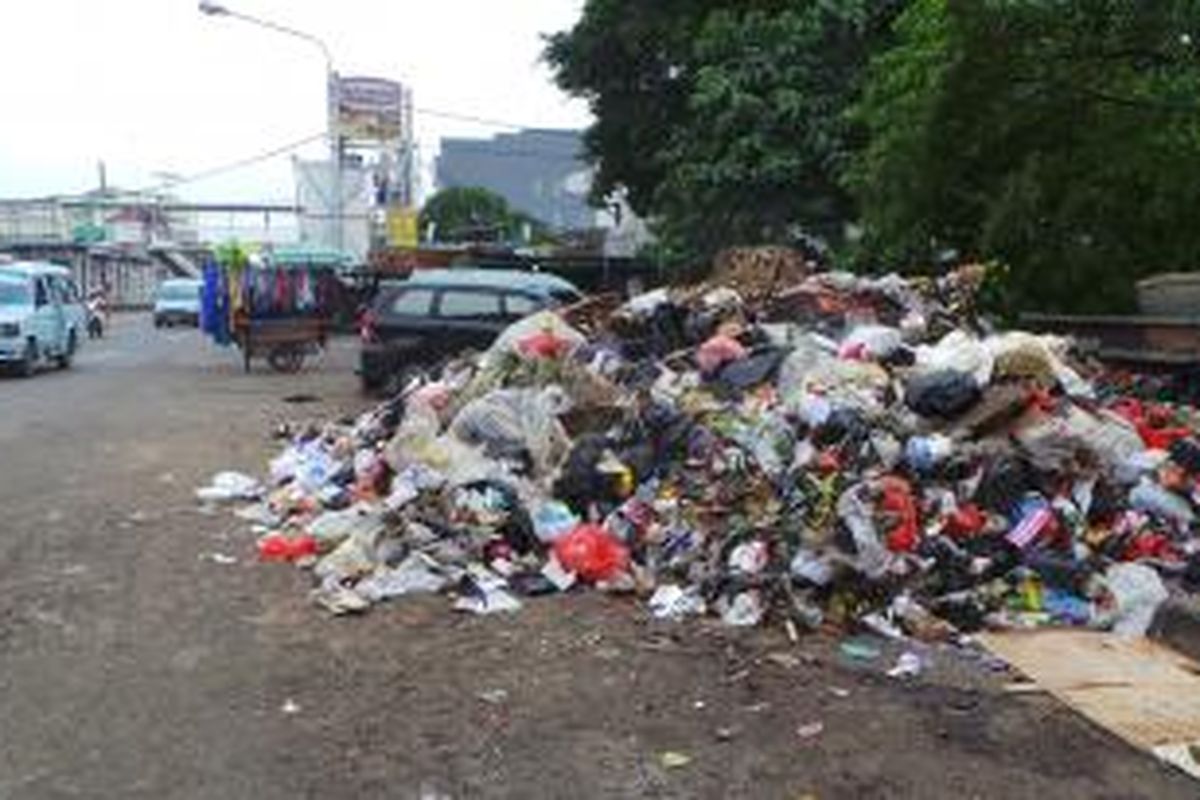 Gundukan sampah setinggi mini bus teronggok di pinggir Jalan Matraman Raya, Kampung Malayu, Jatinegara, Jakarta Timur. Selasa (11/2/2014).