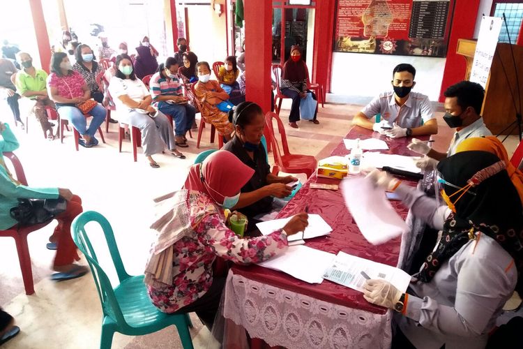 Penyaluran bantuan uang tunai dari Kementerian sosial sebesar Rp 600.000 per keluarga di Balai Kelurahan Tlumpu, Kecamatan Sukorejo, Kota Blitar, Senin (21/2/2022)