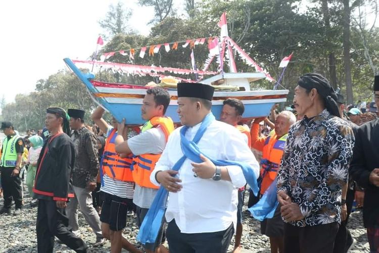 Bupati Seluma, Provinsi Bengkulu, Erwin Oktavian (kemeja putih) menghadiri event Larungan, sebuah Calender of Event wisata di Kabupaten Seluma.
