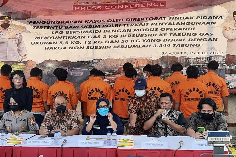 Sebanyak 14 orang ditangkap karena mengoplos gas elpiji ukuran tiga kilogram ke gas elpiji non subsidi ukuran 5,5 hingga 50 kilogram. Konferensi pers dilakukan di Pulogebang, Cakung, Jakarta Timur, Jumat (15/7/2022).