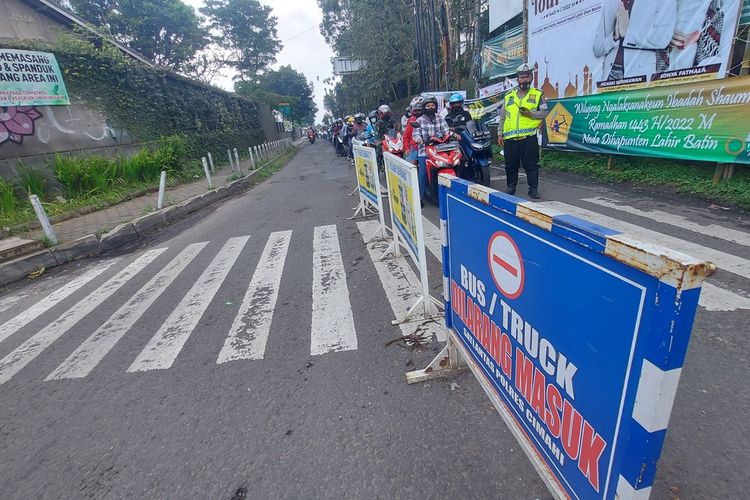 Polisi larang bus pariwisata melintas di jalan alternatif Kolonel Masturi, Lembang, Kabupaten Bandung Barat, Kamis (4/5/2022).