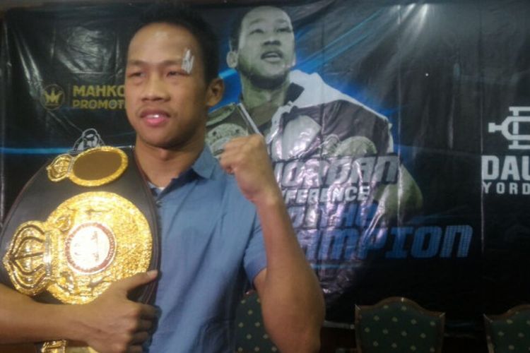 Petinju kelas ringan Indonesia, Daud Yordan, berpose dengan sabuk juara WBA Asia dalam jumpa pers di Hotel Bidakara, Jakarta Selatan, Rabu (25/4/2018).