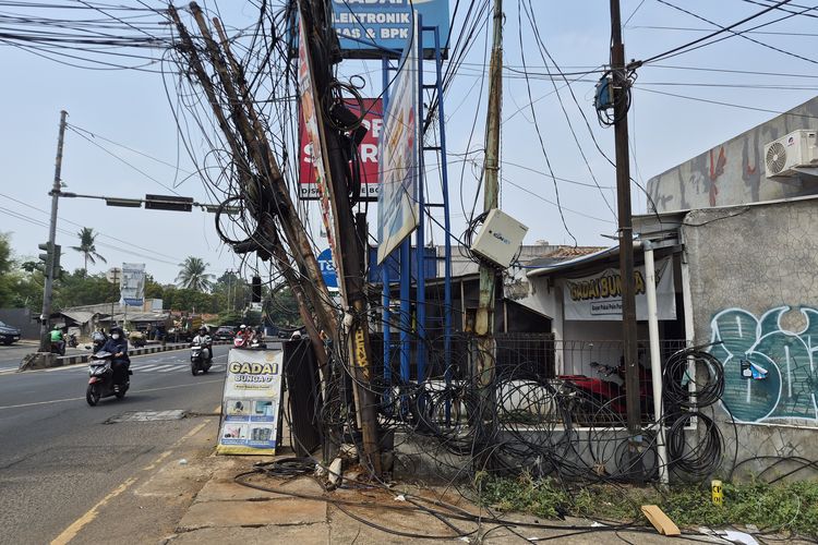 Tiang Listrik Miring ke Jalan Sawangan Depok akibat Kabel Tersangkut Truk Kontainer
