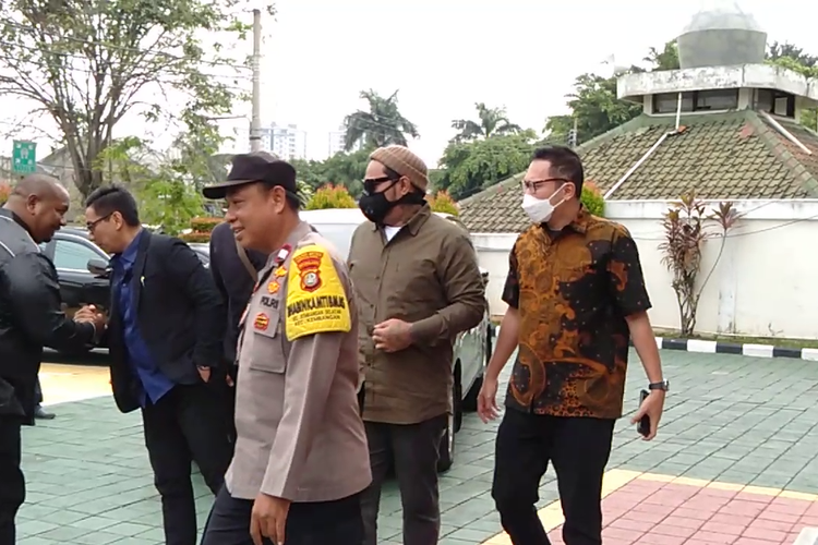 Penyanyi Virgoun dikawal petugas Bhabinkamtibmas sejak turun dari mobil menuju ke dalam gedung Pengadilan Agama Jakarta Barat, Rabu (7/6/2023).