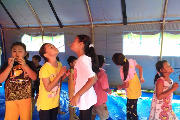 Anak-anak korban banjing bandang di Desa Klungkung Kecamatan Sukorambi Kabupaten Jember saat mengikuti kegiatan trauma healing 