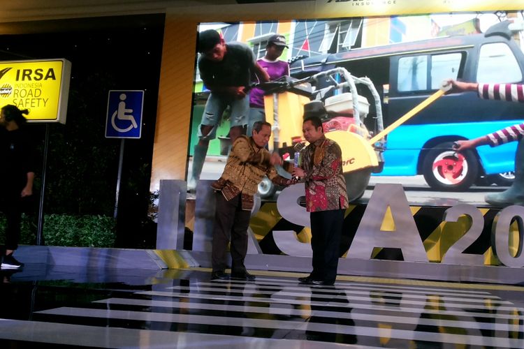 Wali Kota Tangerang Arief Wismansyah saat menerima penghargaan sebagai kota dengan keselamatan berlalu lintas terbaik dalam ajang Indonesia Road Safety Award 2017, di Jakarta, Kamis (7/12/2017).