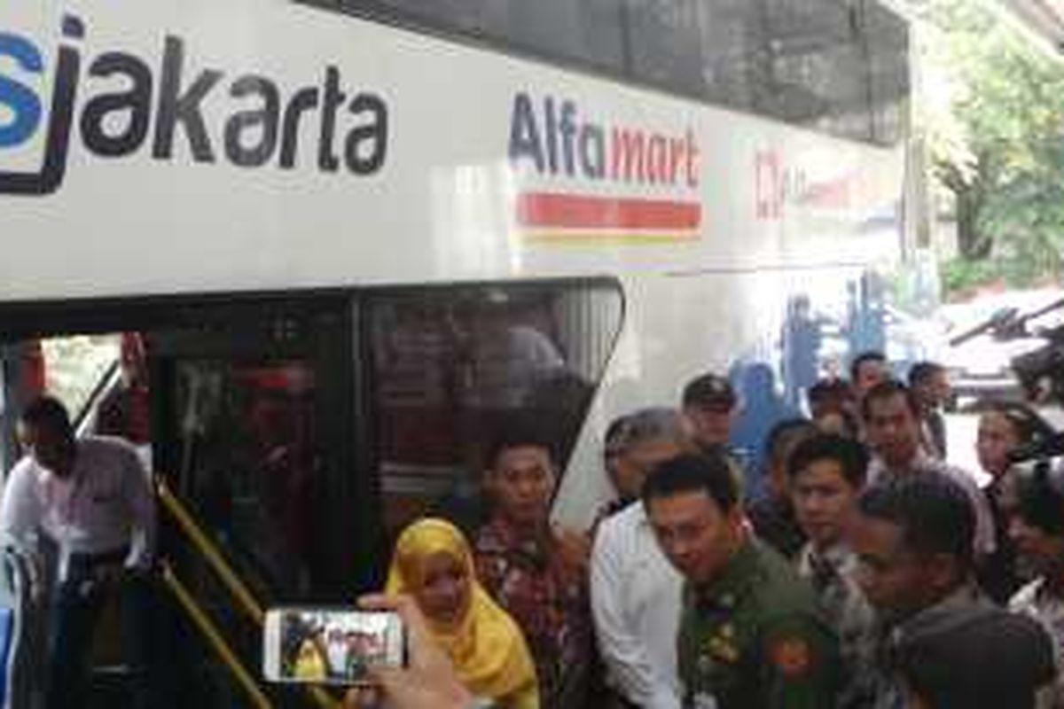 Gubernur DKI Jakarta Basuki Tjahaja Purnama saat melepas operasional bus tingkat gratis sumbangan Alfamart, di Balai Kota, Senin (25/1/2016).