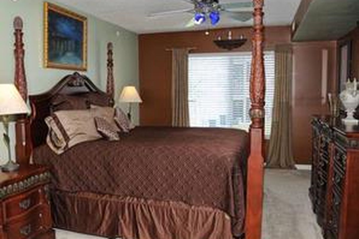 Pasang ceiling fan di kamar tidur atau ruang tamu untuk meningkatkan sirkulasi udara.