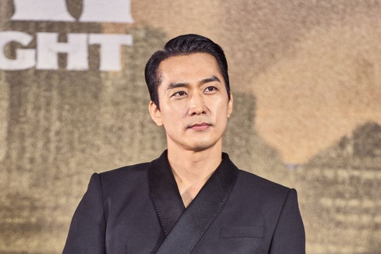 Song Seung Heon Sering Ajak Para Pemain Black Knight untuk Selfie