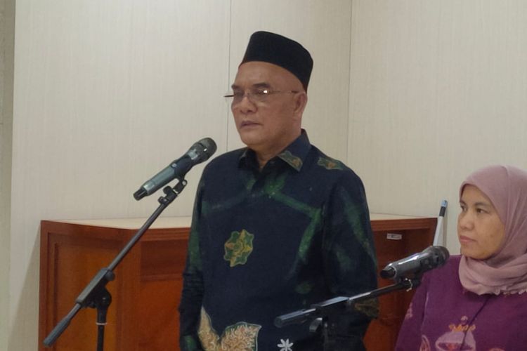 Wakil Ketua Komisi VIII DPR Marwan Dasopang dalam konferensi pers usai rapat membahas biaya haji 2023, di Kompleks Parlemen Senayan, Jakarta, Selasa (14/2/2023) malam.