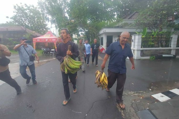Berharap Pabrik Gula Beroperasi Lagi, Petani Tebu Blora Temui Jokowi dan Bawa Tiga Tandan Pisang Tanduk