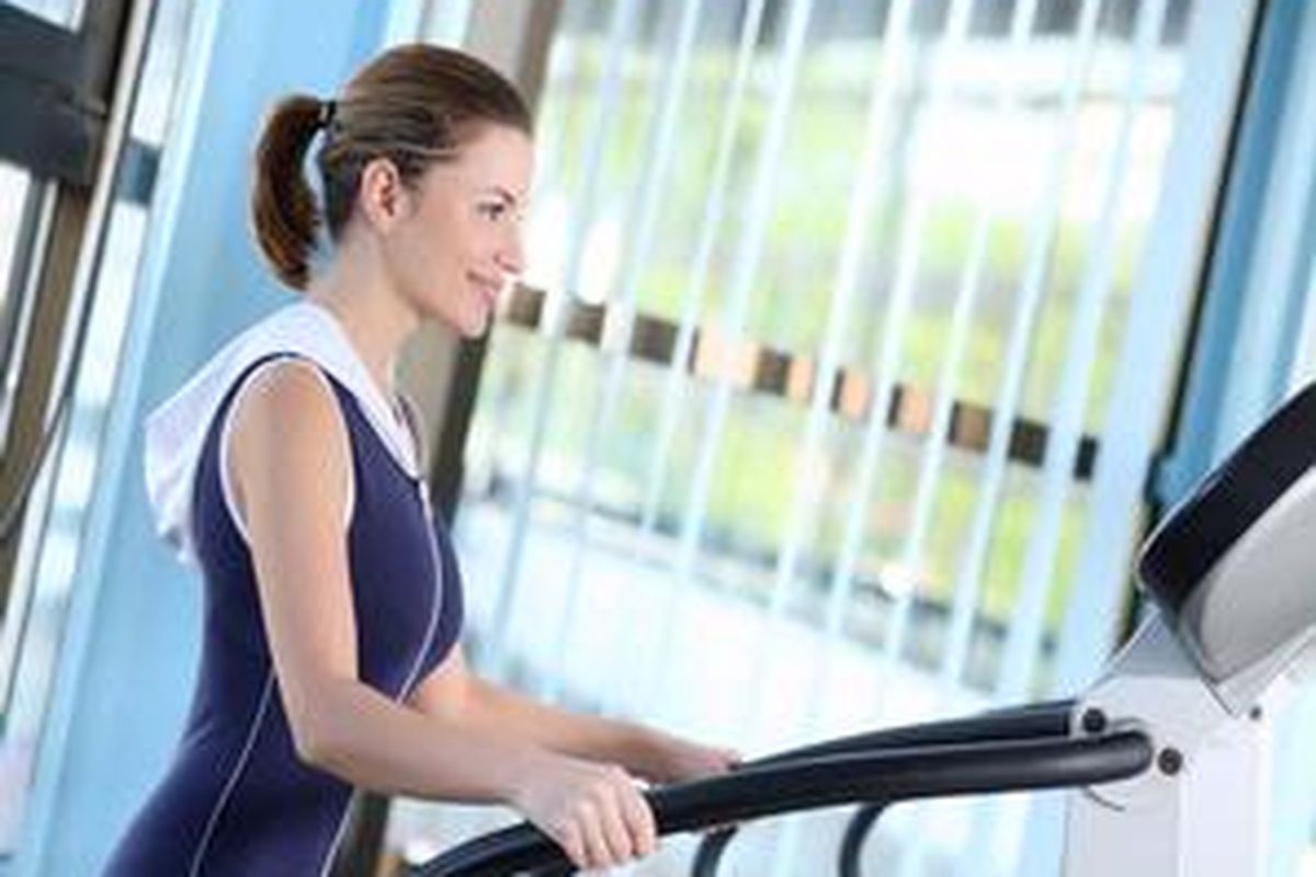 Lakukan olahraga yang ringan seperti jalan kaki atau treadmill.